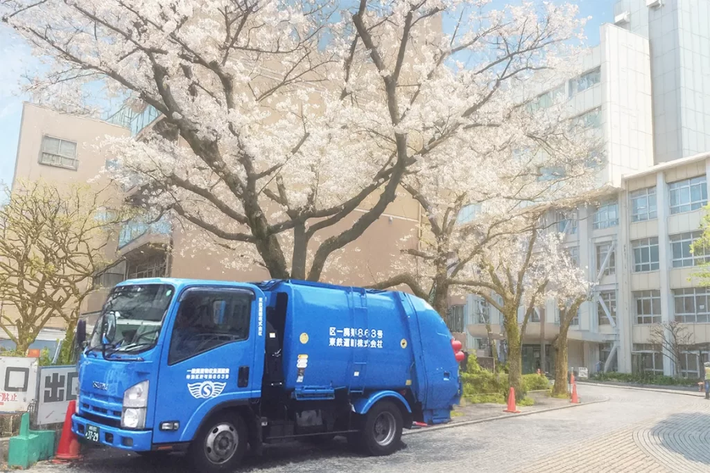 北区役所前で東鉄株式会社のパッカー車が止まっている画像